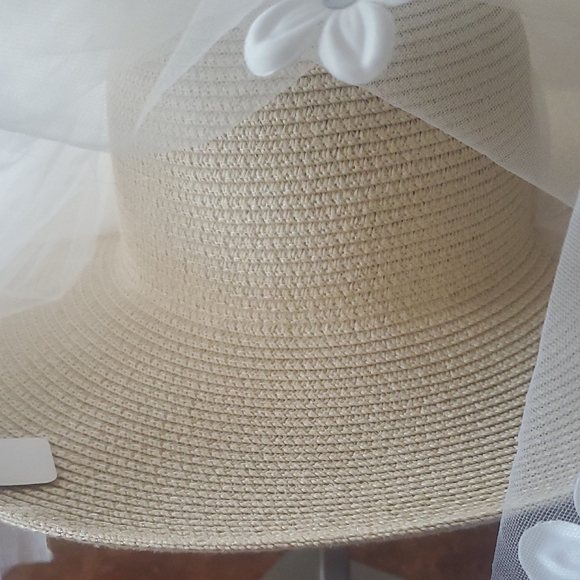 Elegant Bridal Wide-Brim Hat with Floral Veil - Picture 7 of 8